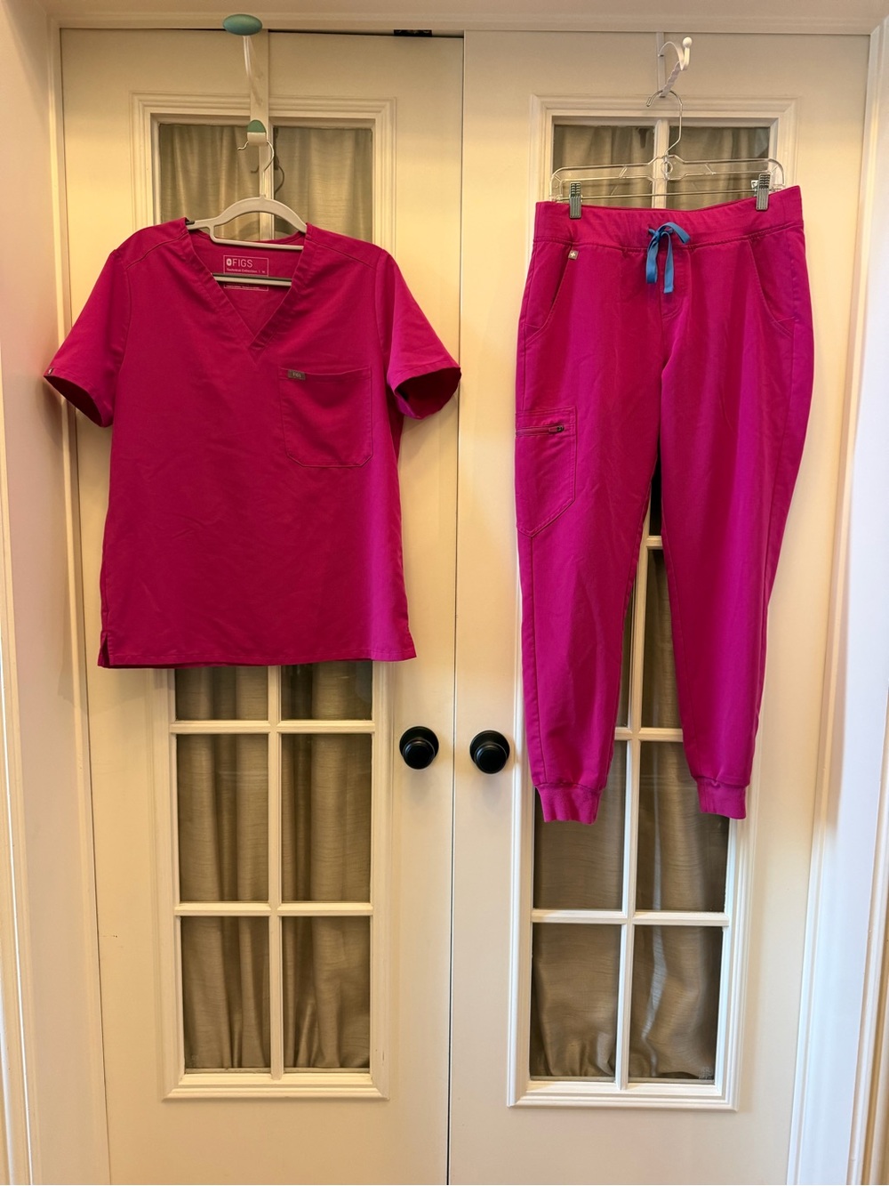 MEDIUM Women’s Dark Pink Raspberry Figs Set w/ High Rise Joggers EUC